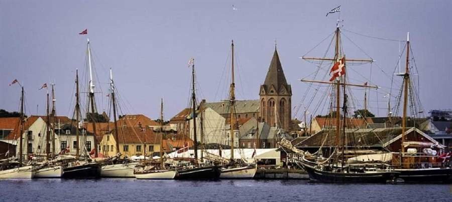 Assens havn med gamle skibe