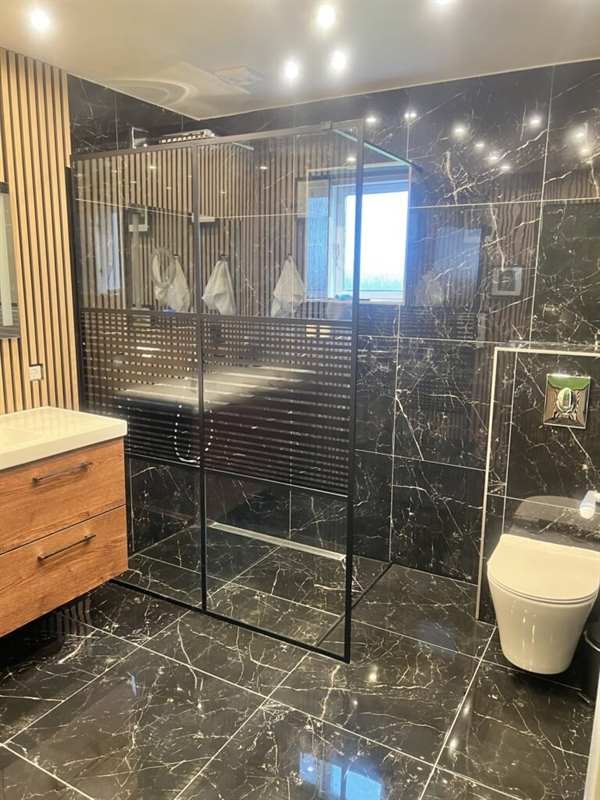 Marmorbadeværelse med Grohe brusesystem