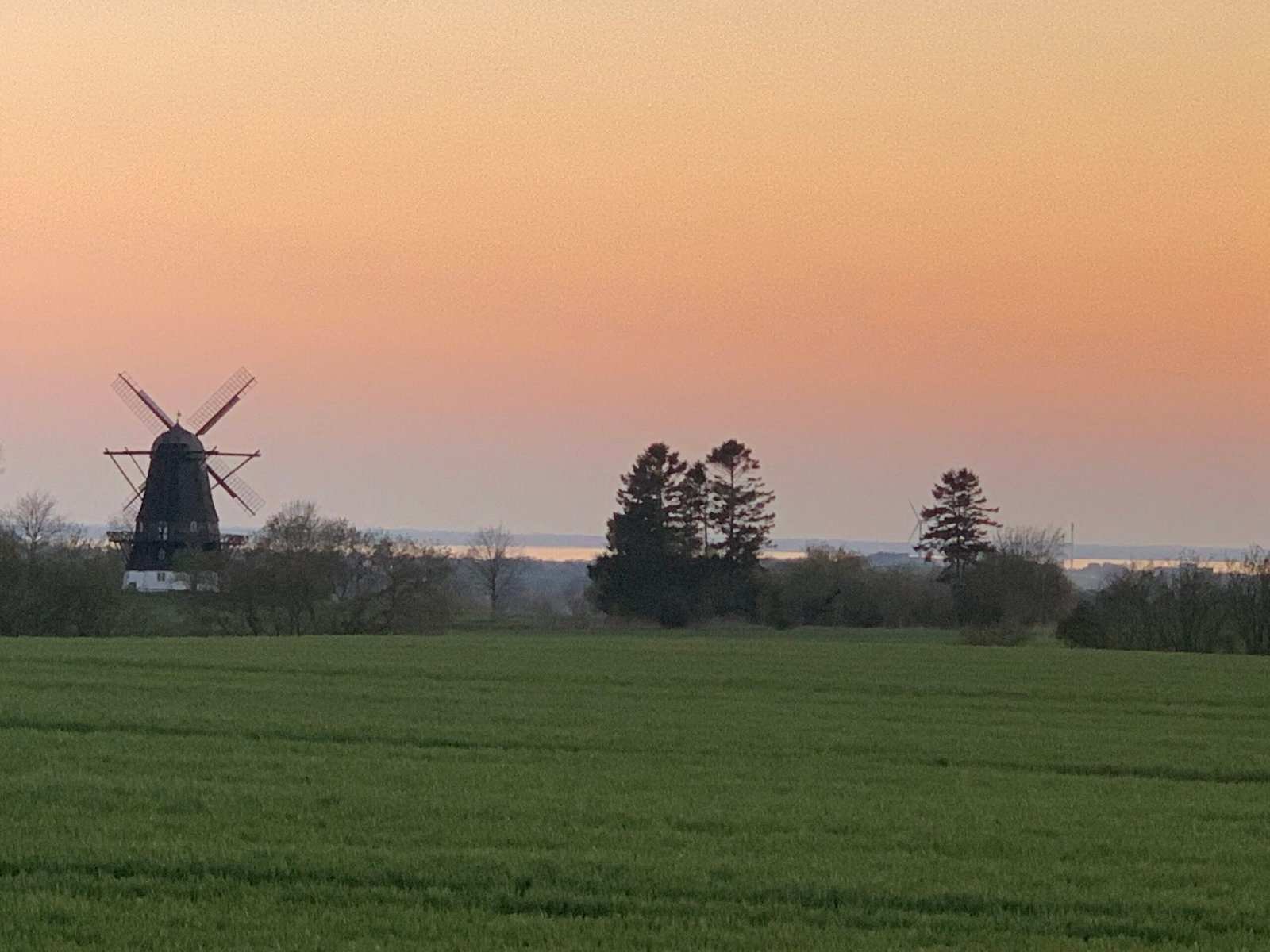 Morgenlys over den gamle mølle set fra feriehuset